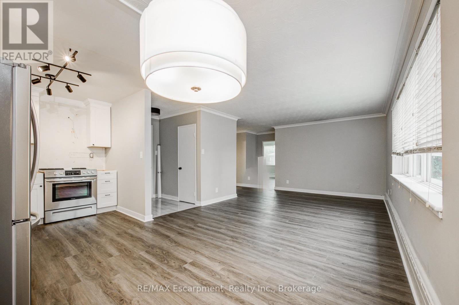 Photo 12 of 202 2052 Courtland Drive, Burlington ON