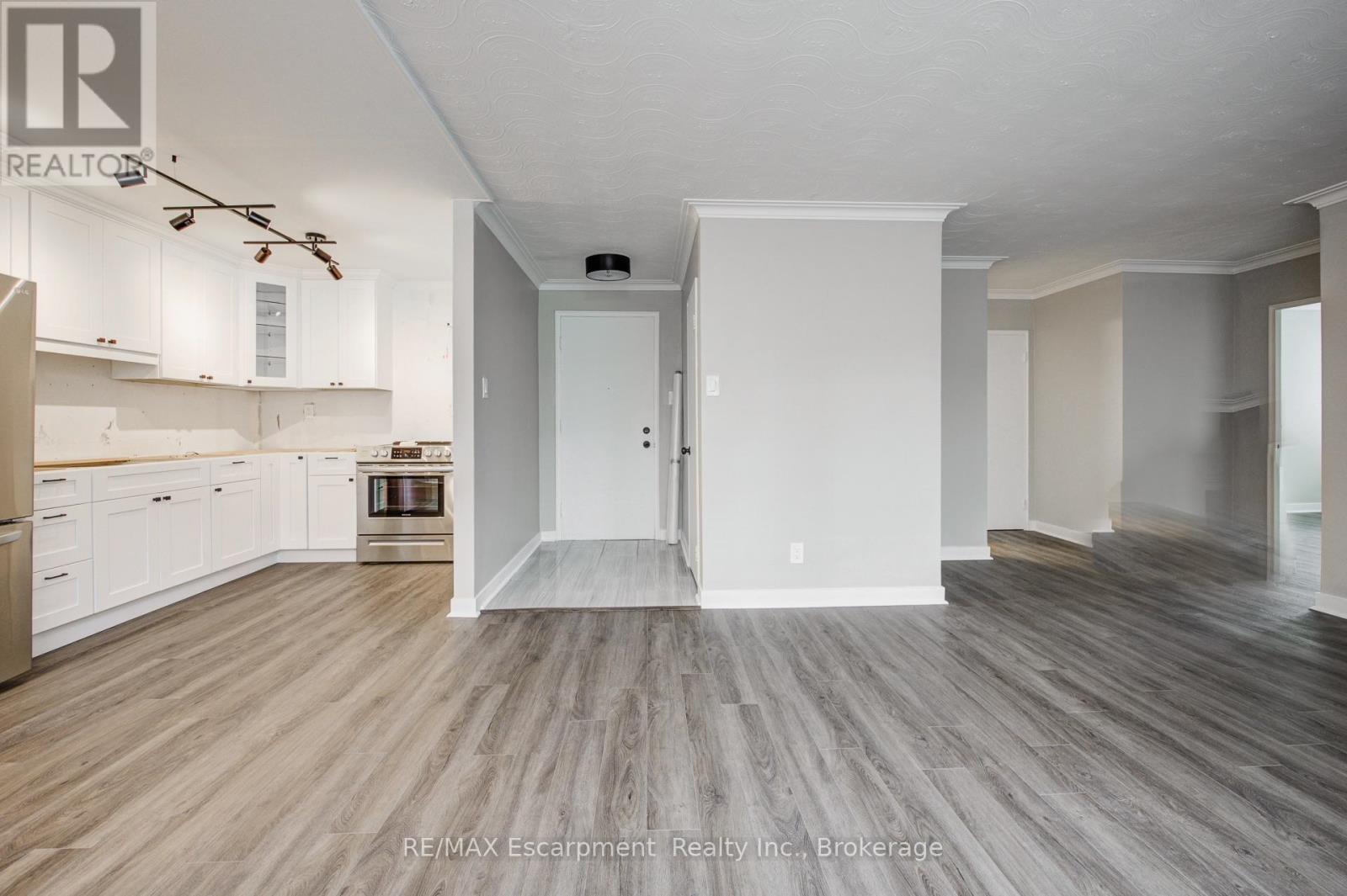Photo 3 of 202 2052 Courtland Drive, Burlington ON