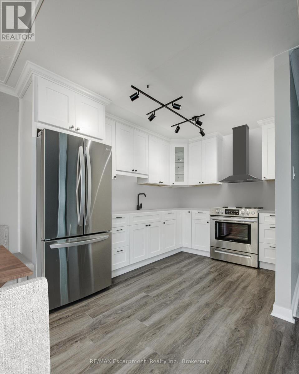 Photo 6 of 202 2052 Courtland Drive, Burlington ON