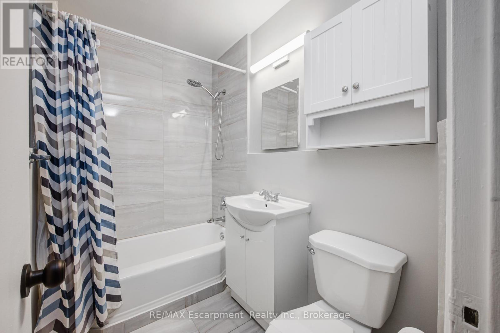 Photo 7 of 202 2052 Courtland Drive, Burlington ON