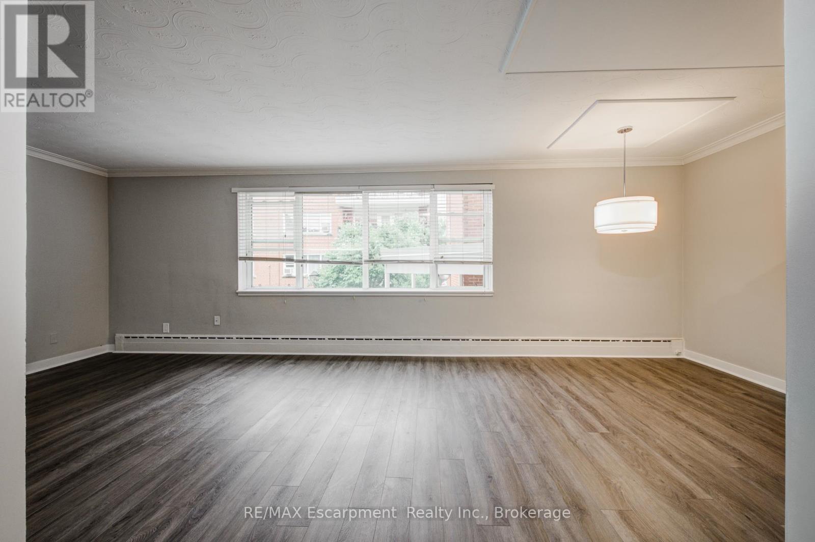 Photo 13 of 202 2052 Courtland Drive, Burlington ON