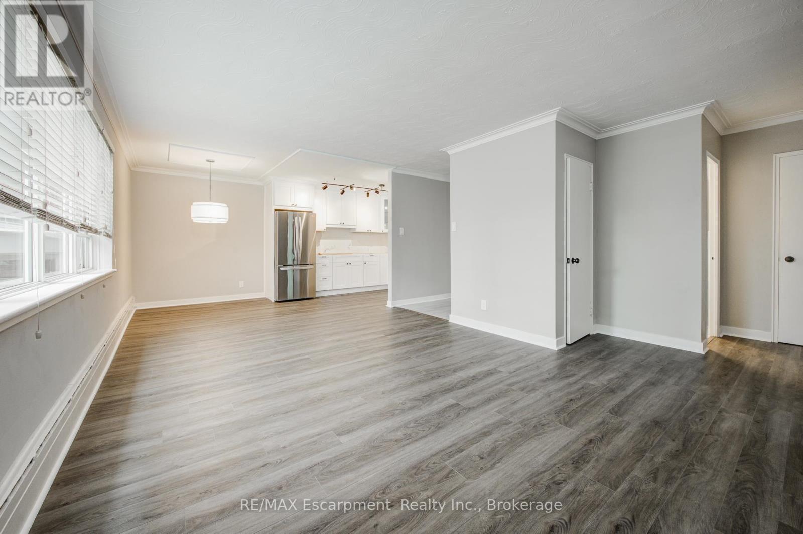 Photo 4 of 202 2052 Courtland Drive, Burlington ON