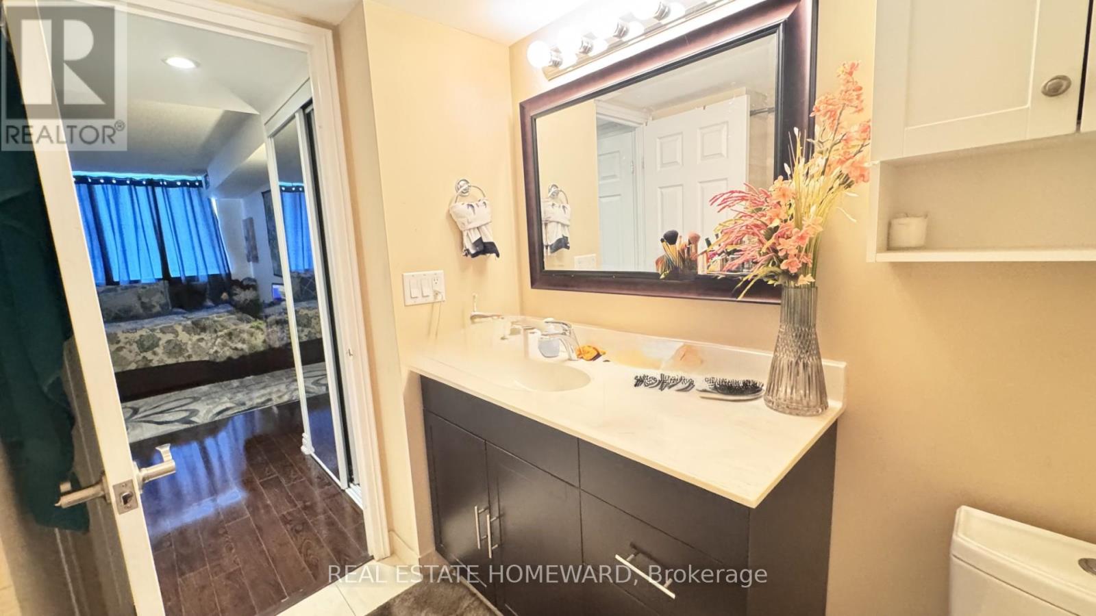 Photo 2 of 407 880 Dundas Street W, Mississauga ON