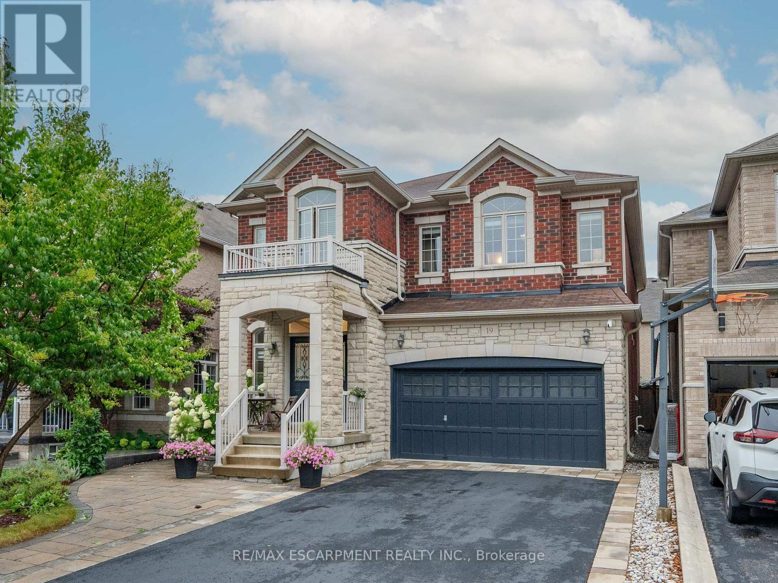 Photo 2 of 19 Mcknight Avenue, Hamilton ON