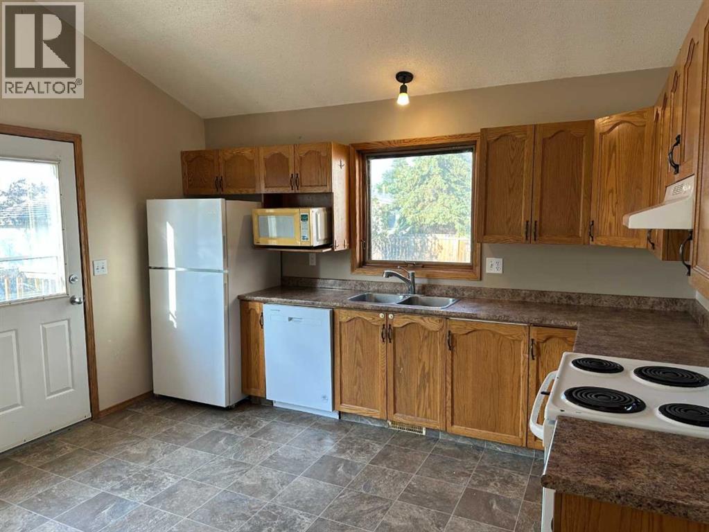 Photo 6 of 9412 82 Avenue, Grande Prairie AB