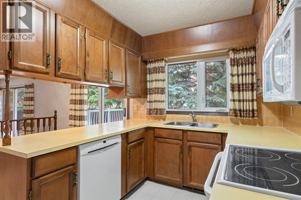 Single Family House for Sale in  Dalcastle Mews NW Dalhousie Calgary 