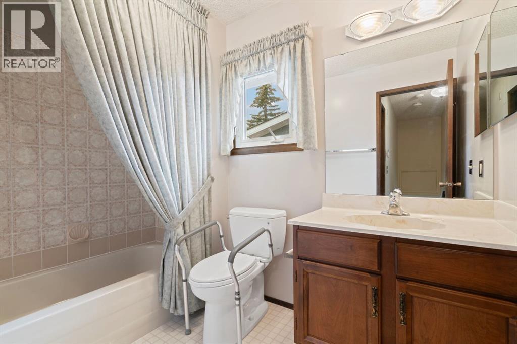 Single Family House for Sale in  Dalcastle Mews NW Dalhousie Calgary 