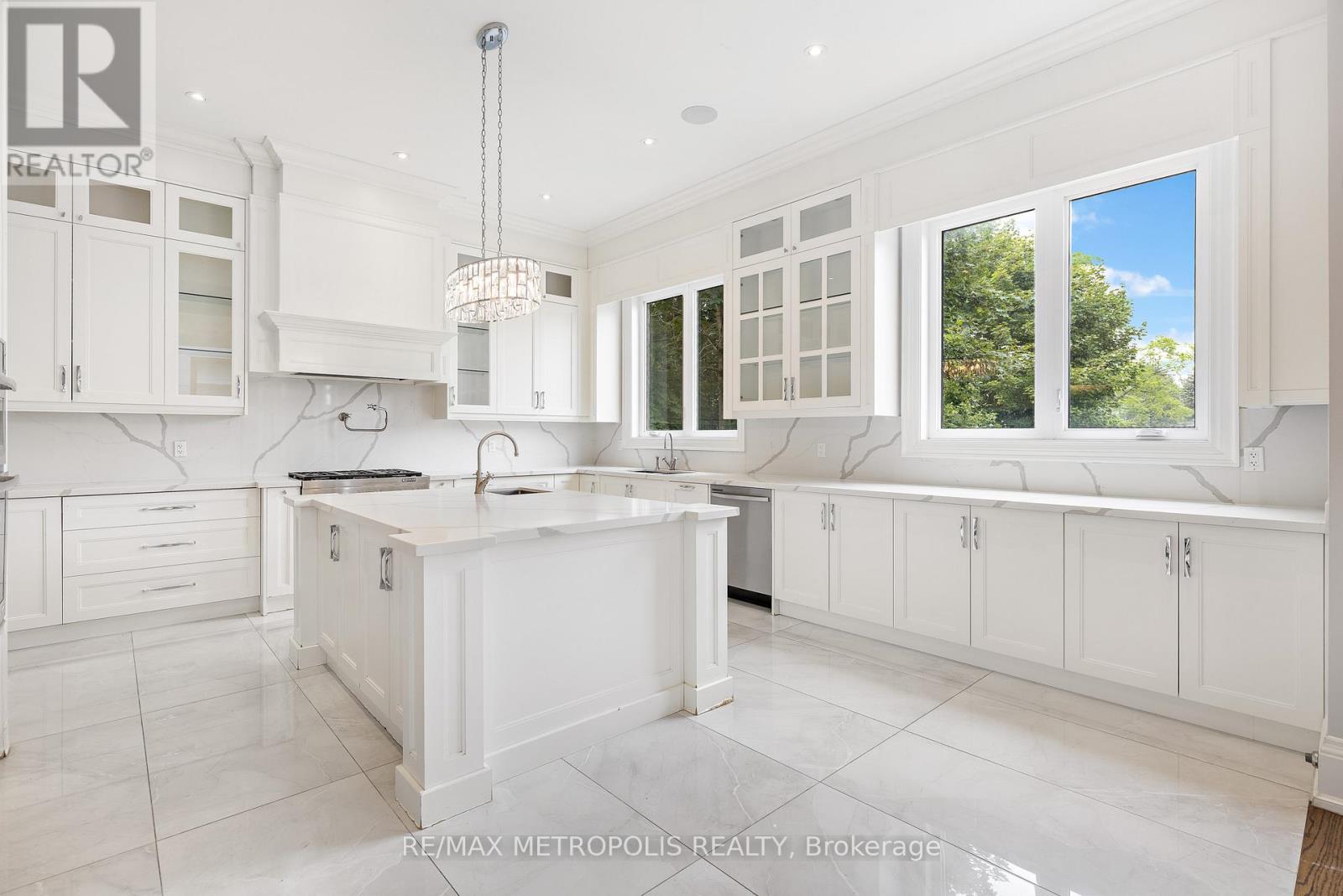 Photo 41 of 2 Poplar Drive, Richmond Hill ON