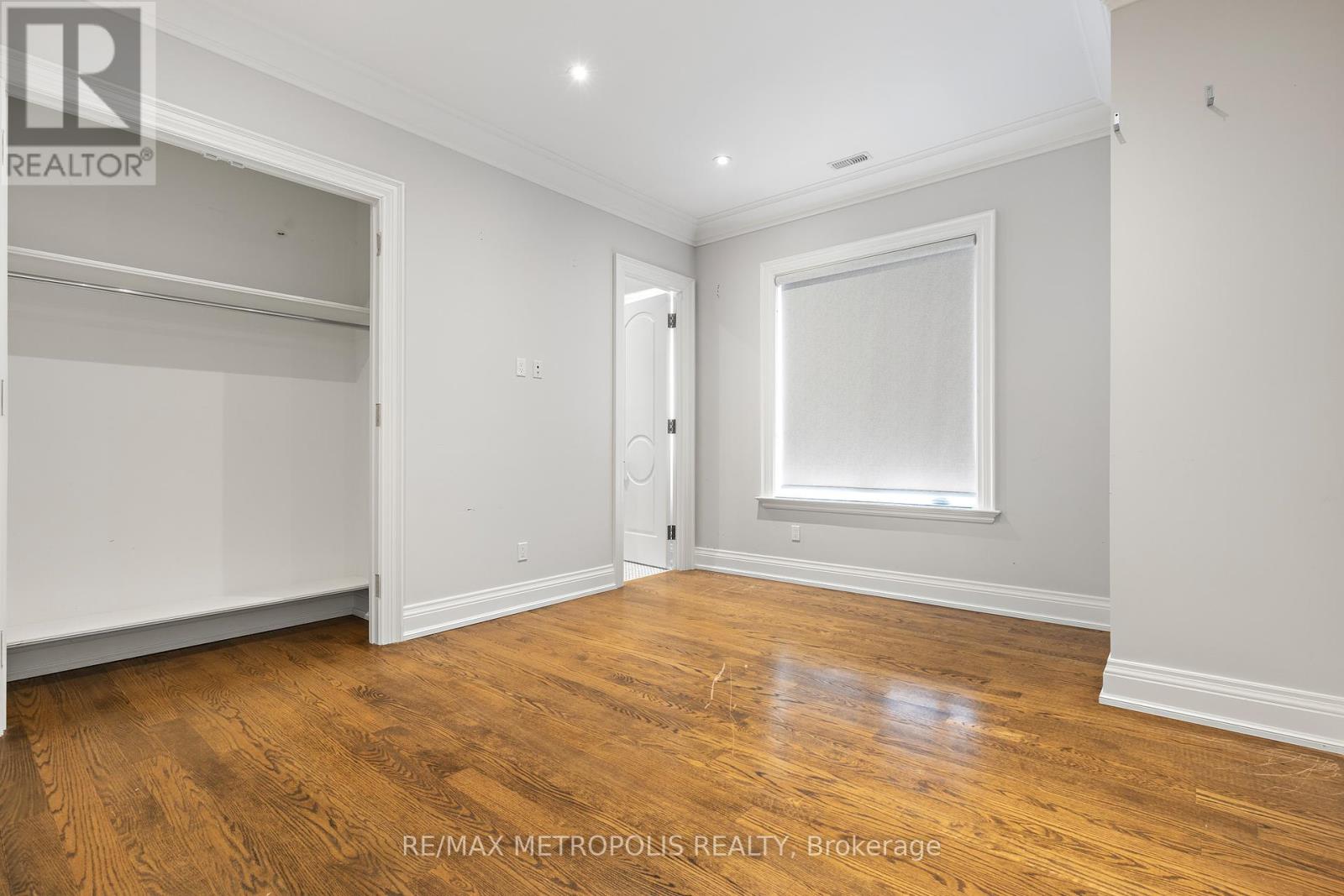 Photo 7 of 2 Poplar Drive, Richmond Hill ON