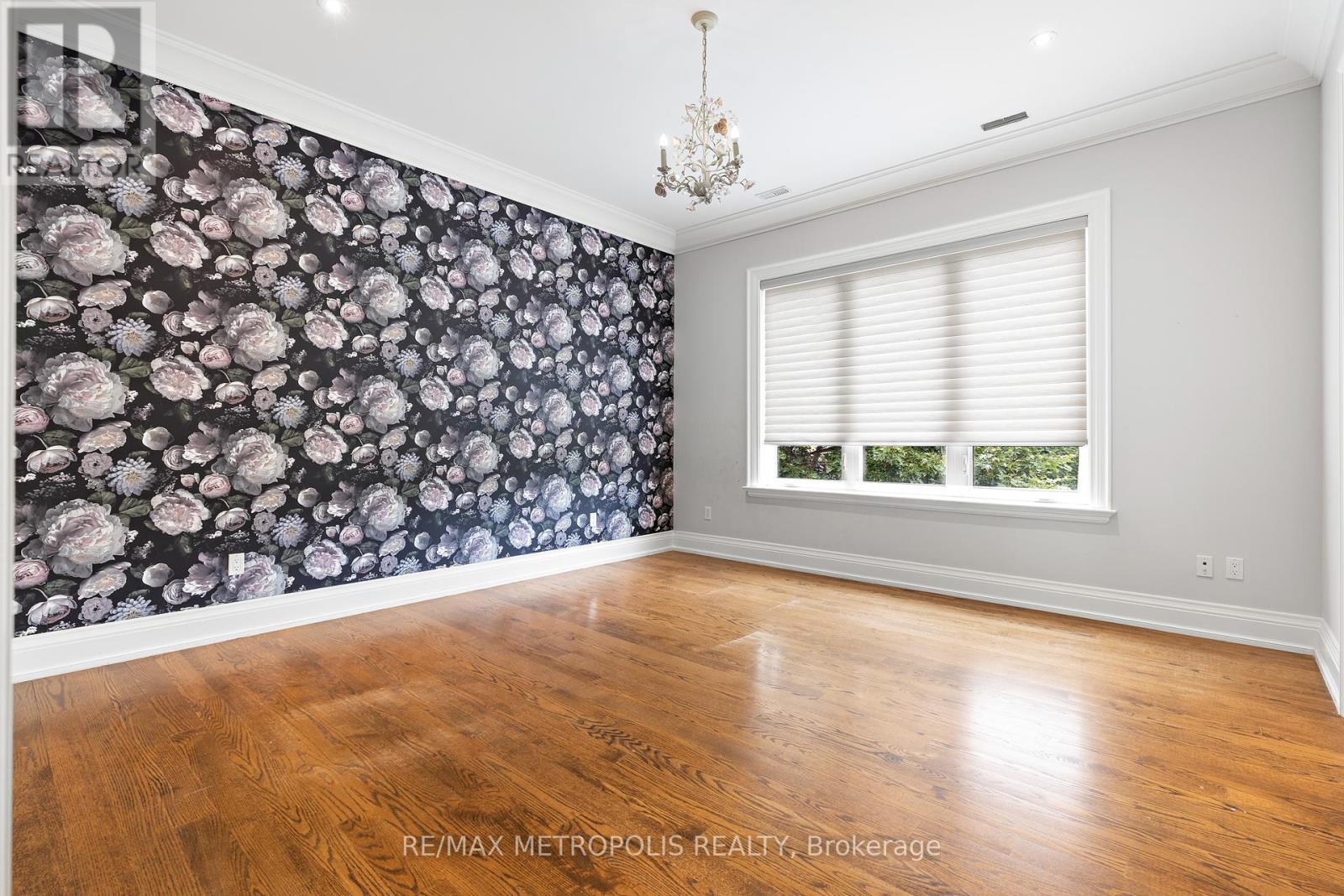 Photo 9 of 2 Poplar Drive, Richmond Hill ON