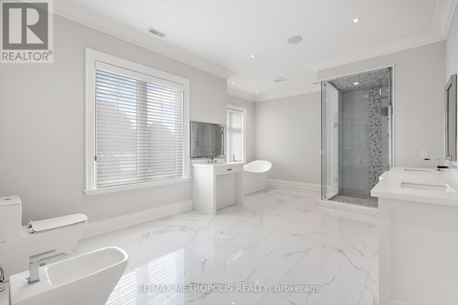 Photo 10 of 2 Poplar Drive, Richmond Hill ON