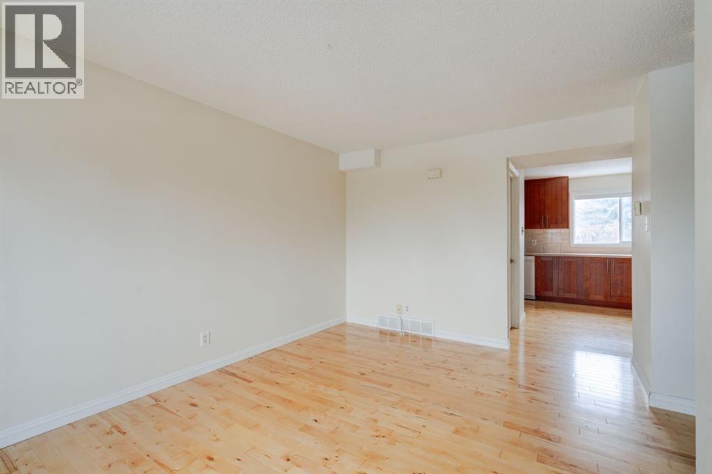 Single Family House for Sale in    Avenue NW Bowness Calgary 