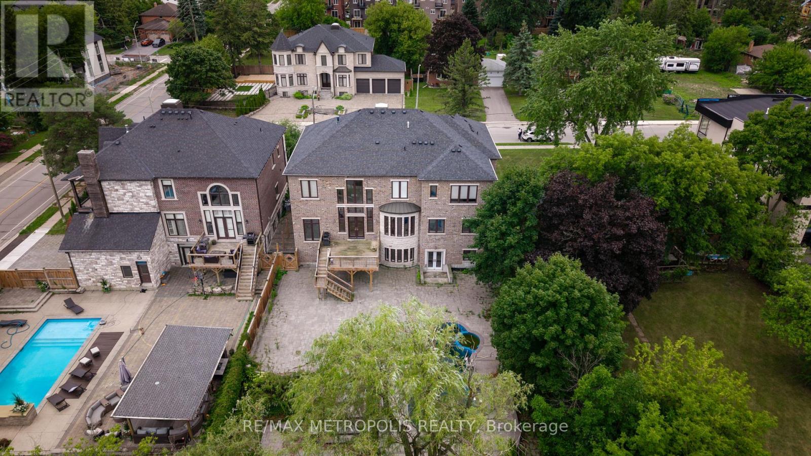 Photo 6 of 2 Poplar Drive, Richmond Hill ON