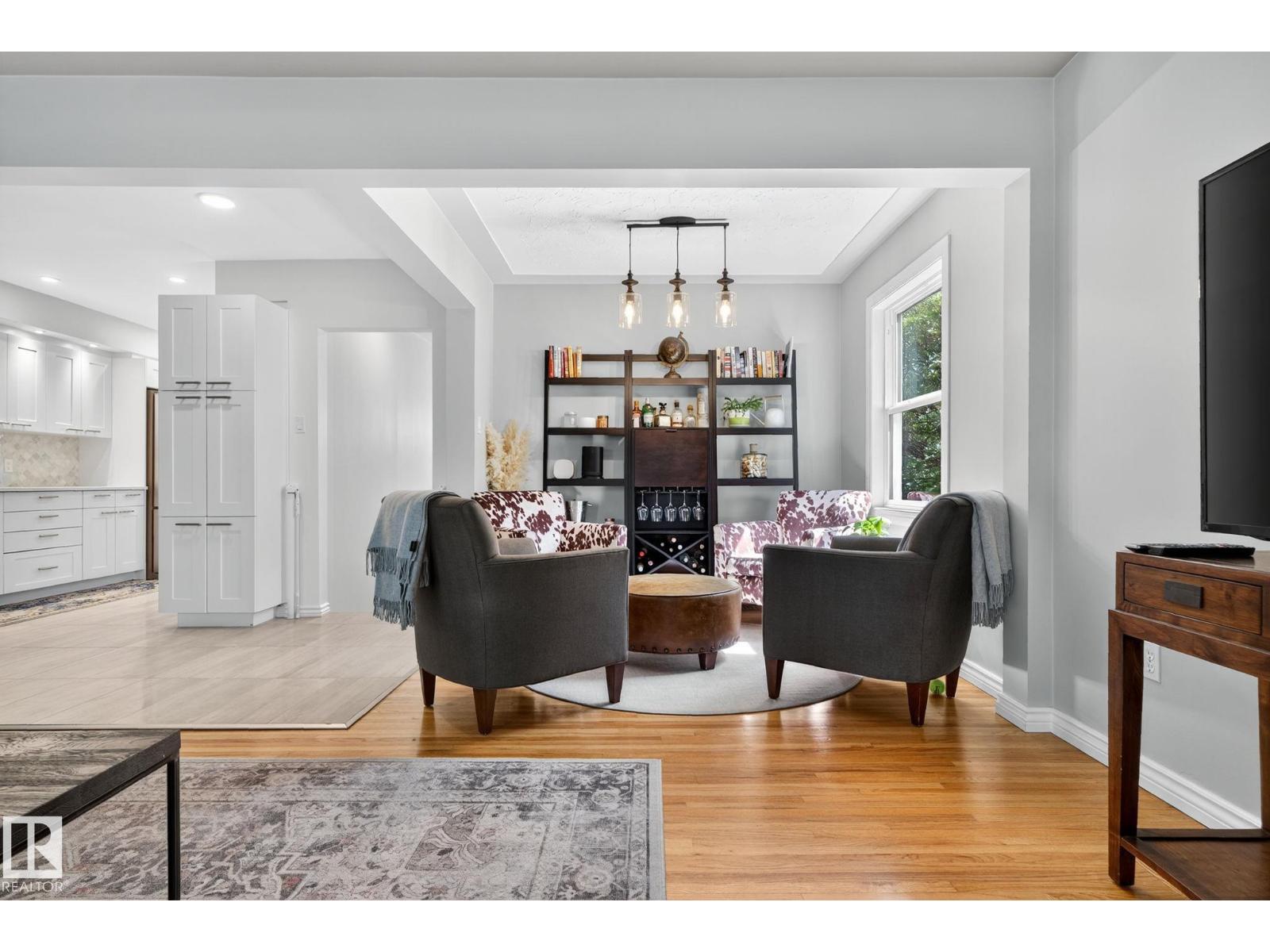 Photo 10 of 9647 86 St Nw, Edmonton AB