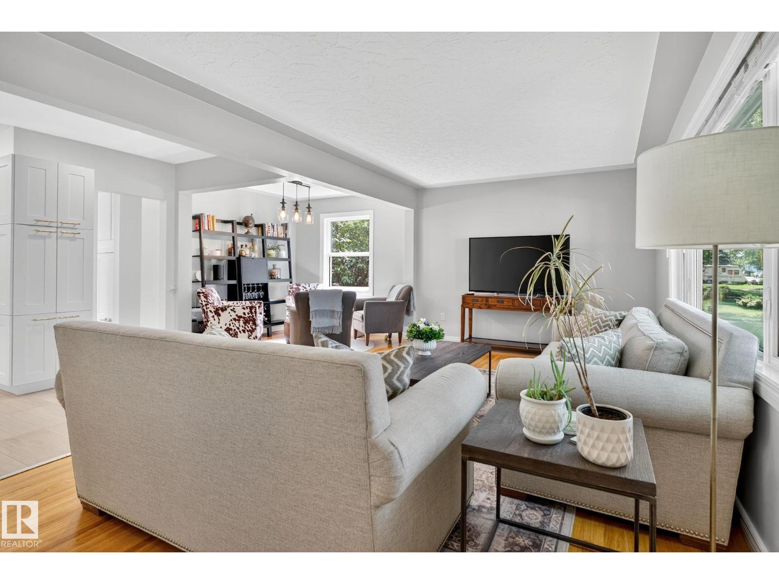Photo 4 of 9647 86 St Nw, Edmonton AB