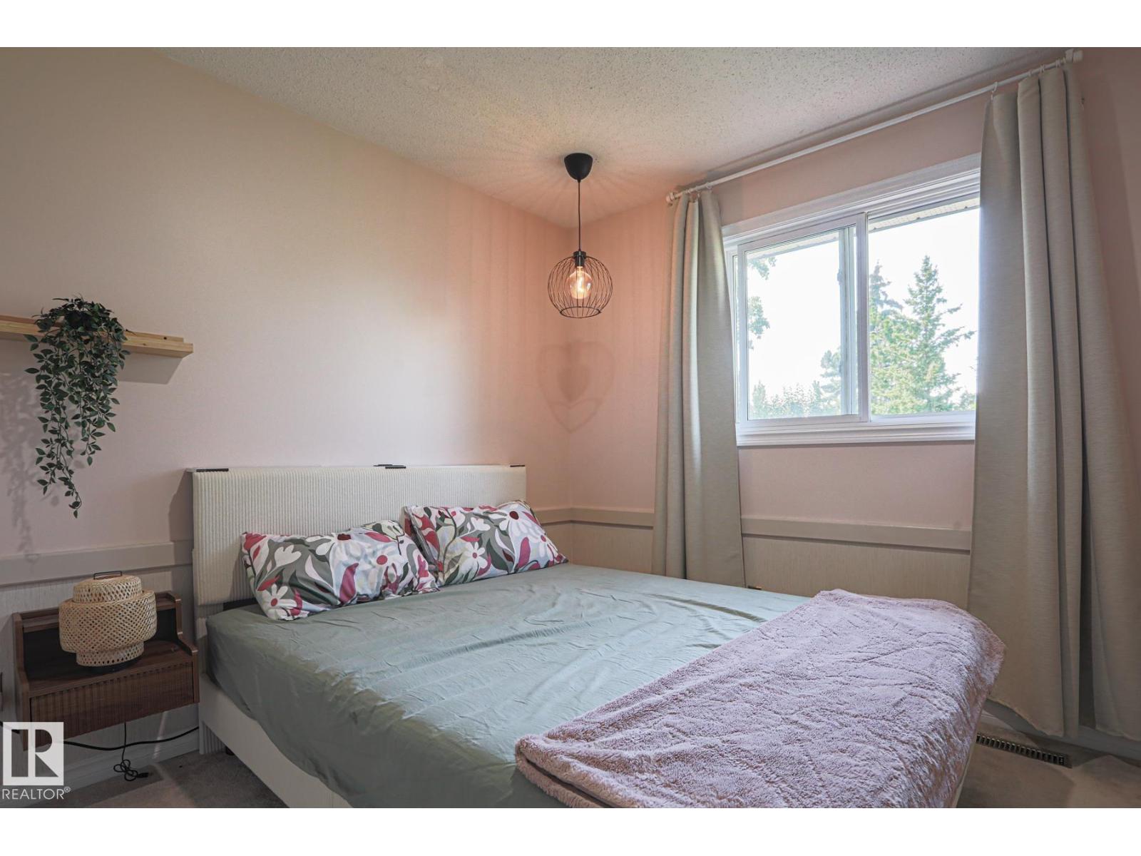 Photo 13 of 7608 181 St Nw, Edmonton AB