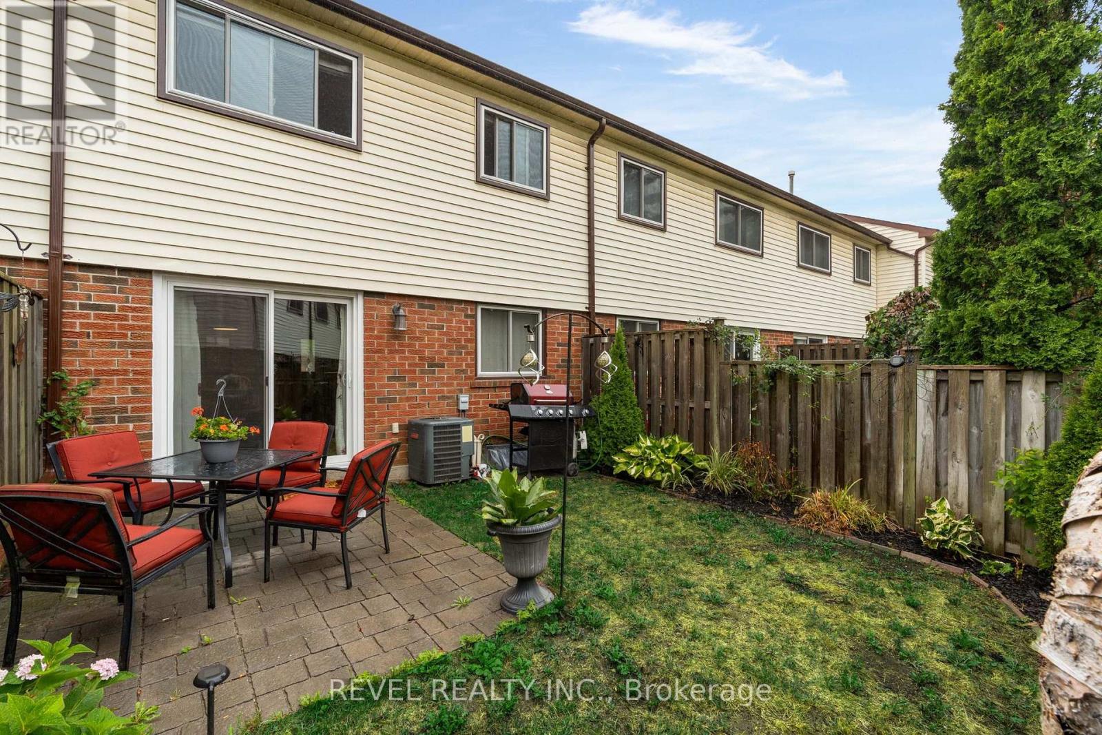 Photo 23 of 68 28 Donald Street, Barrie ON