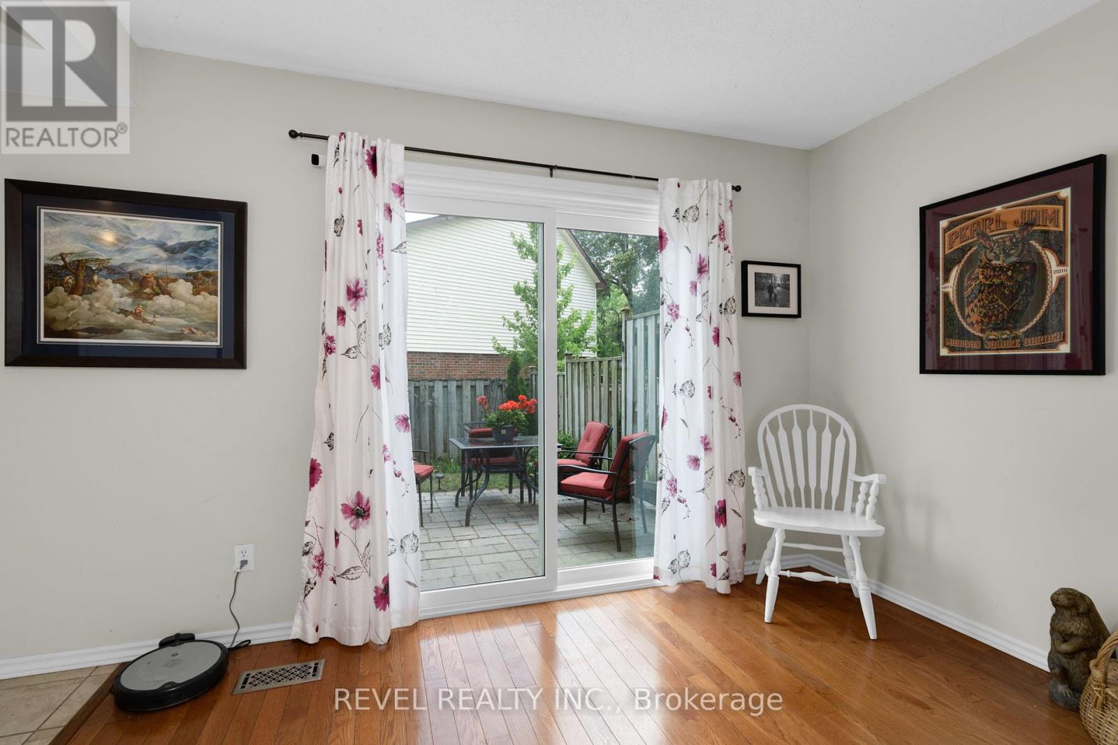 Photo 9 of 68 28 Donald Street, Barrie ON