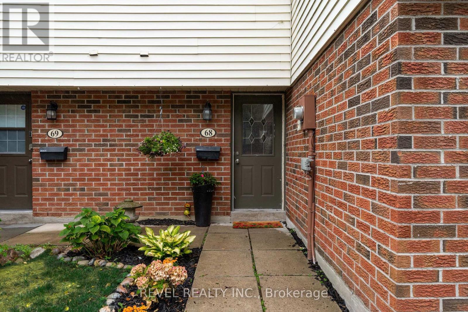 Photo 3 of 68 28 Donald Street, Barrie ON