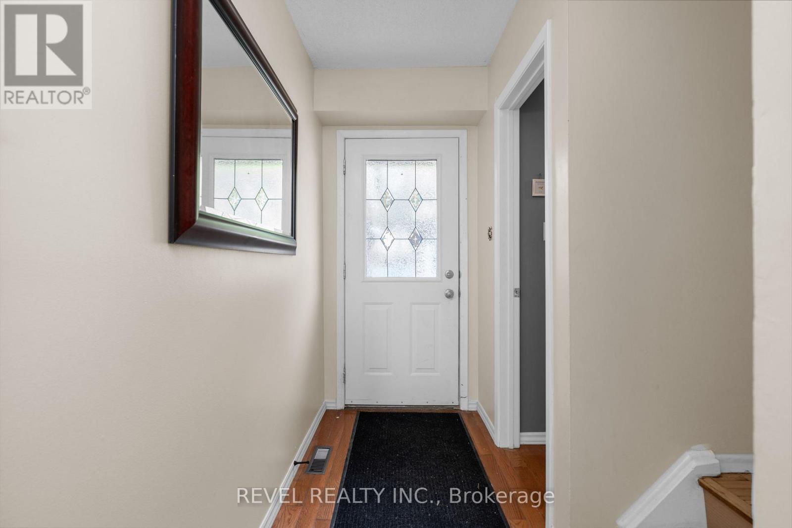 Photo 4 of 68 28 Donald Street, Barrie ON