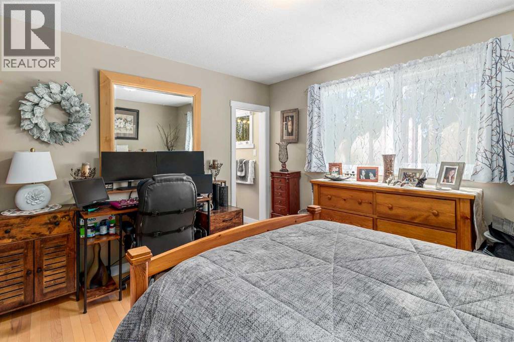 Single Family House 3 Level for Sale in  Forlee Drive SE Forest Heights Calgary 