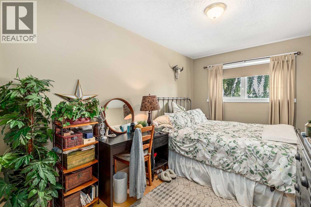 Single Family House 3 Level for Sale in  Forlee Drive SE Forest Heights Calgary 