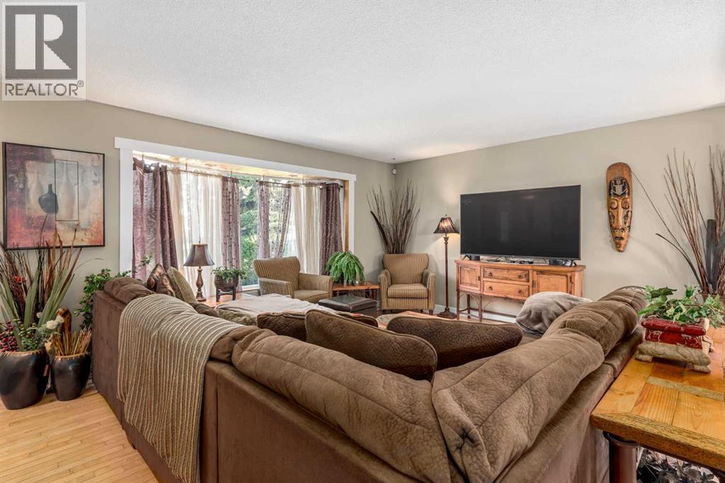Single Family House 3 Level for Sale in  Forlee Drive SE Forest Heights Calgary 