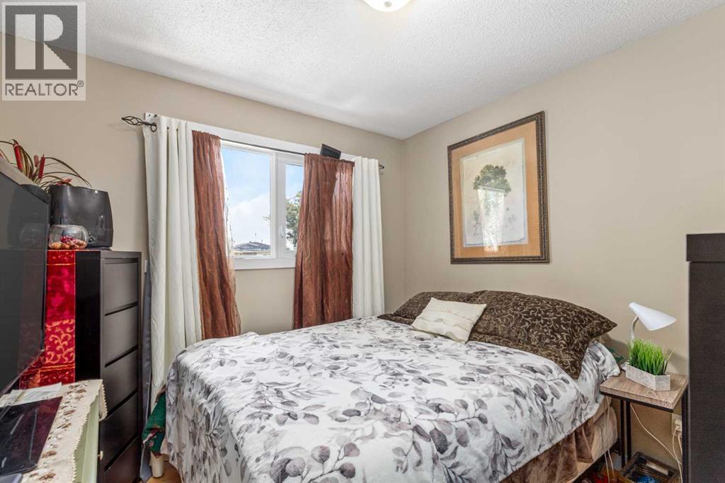 Single Family House 3 Level for Sale in  Forlee Drive SE Forest Heights Calgary 