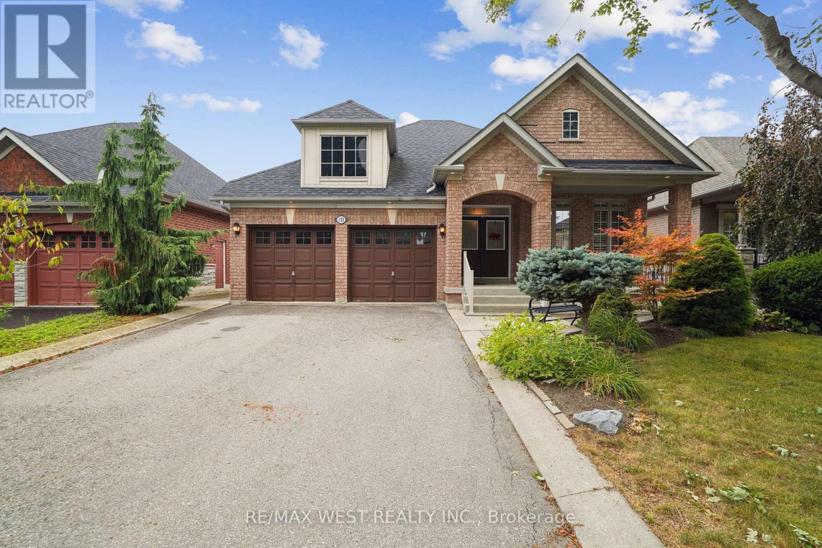 Photo 7 of 133 Cupola Crescent, Vaughan ON