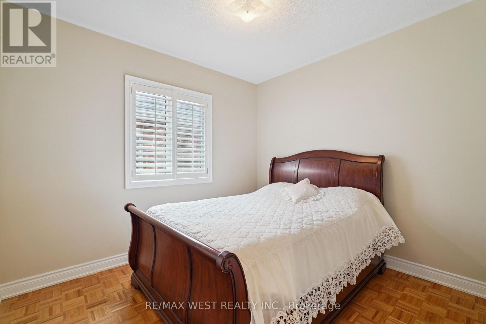 Photo 6 of 133 Cupola Crescent, Vaughan ON