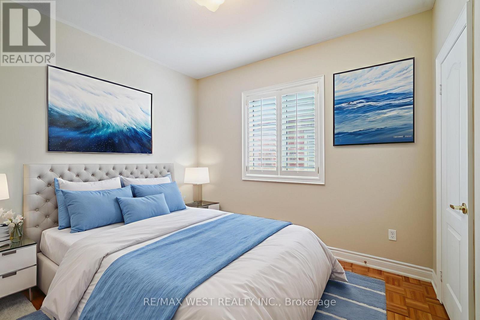 Photo 12 of 133 Cupola Crescent, Vaughan ON