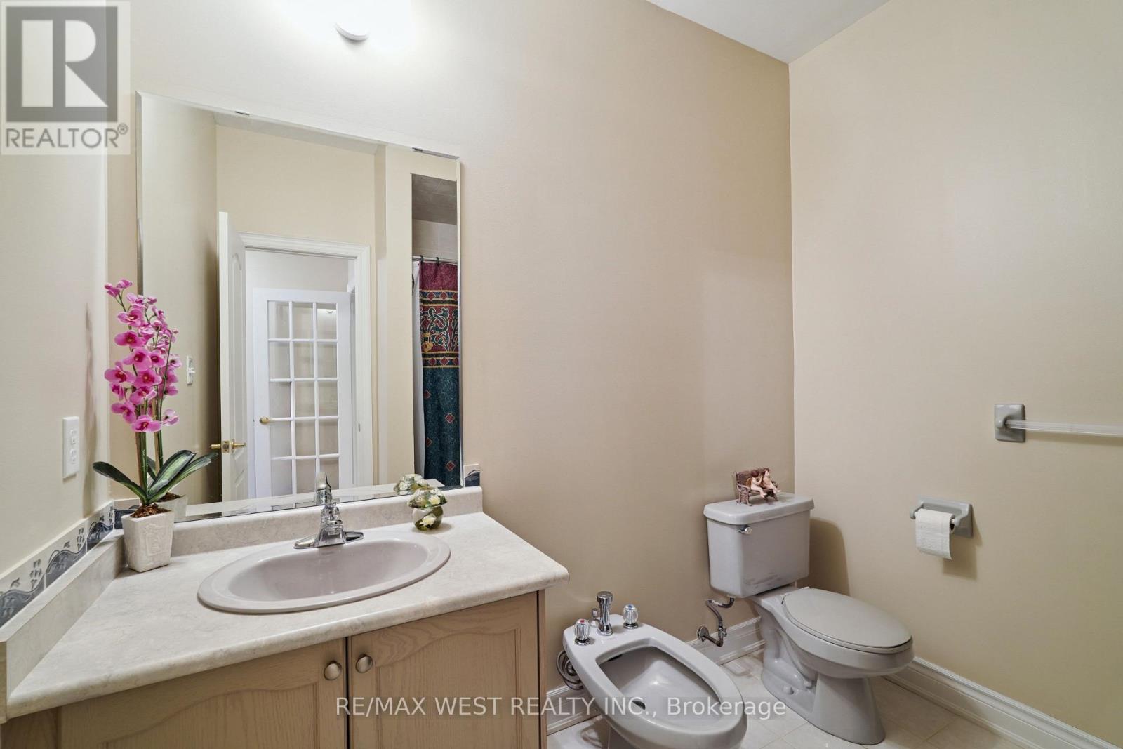 Photo 3 of 133 Cupola Crescent, Vaughan ON