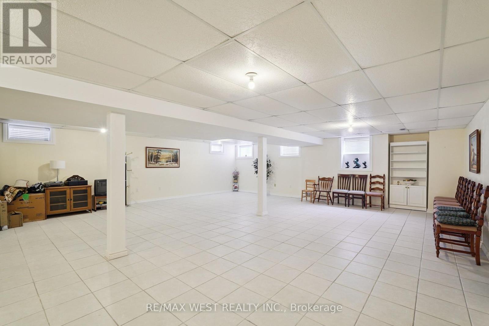 Photo 17 of 133 Cupola Crescent, Vaughan ON