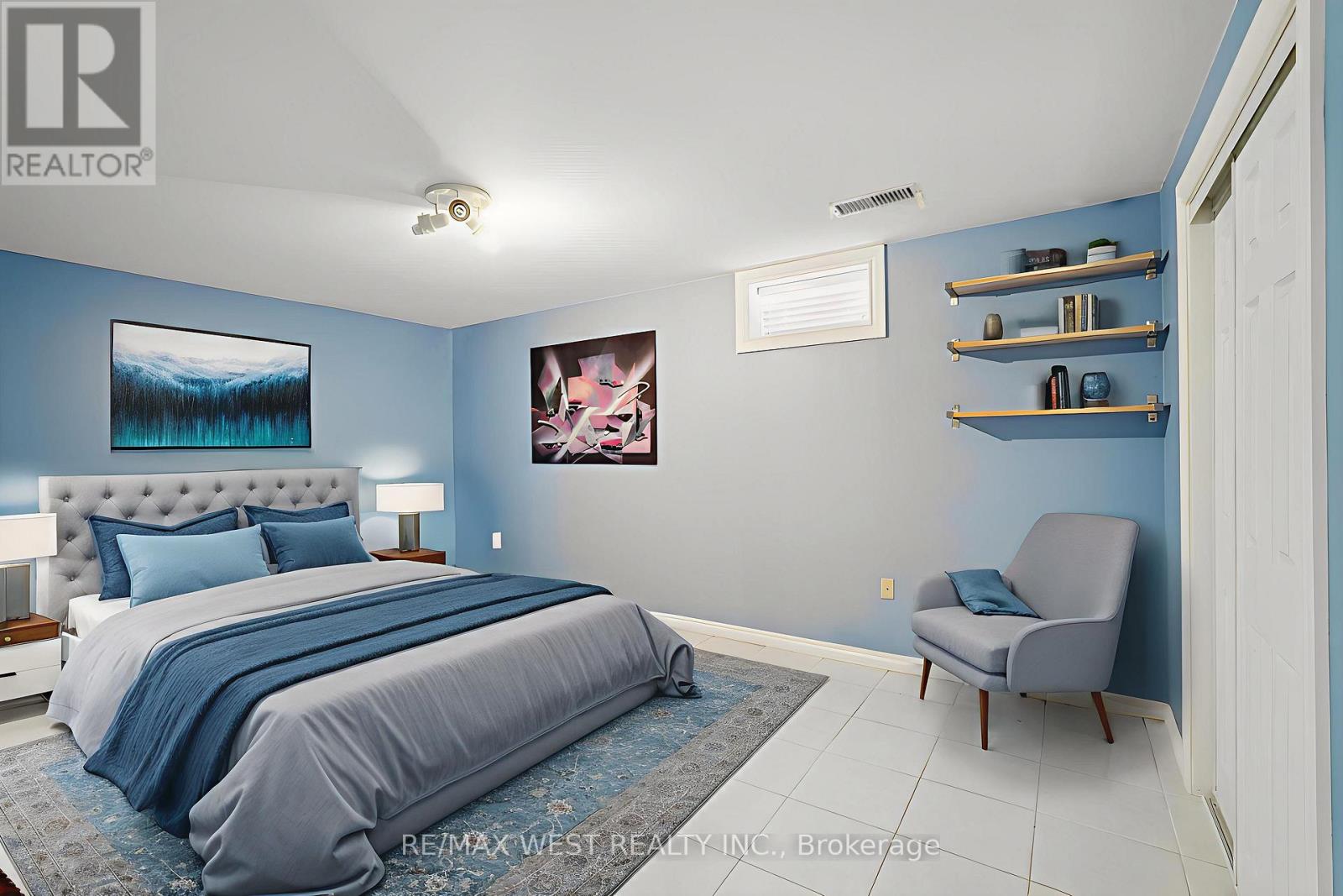 Photo 5 of 133 Cupola Crescent, Vaughan ON