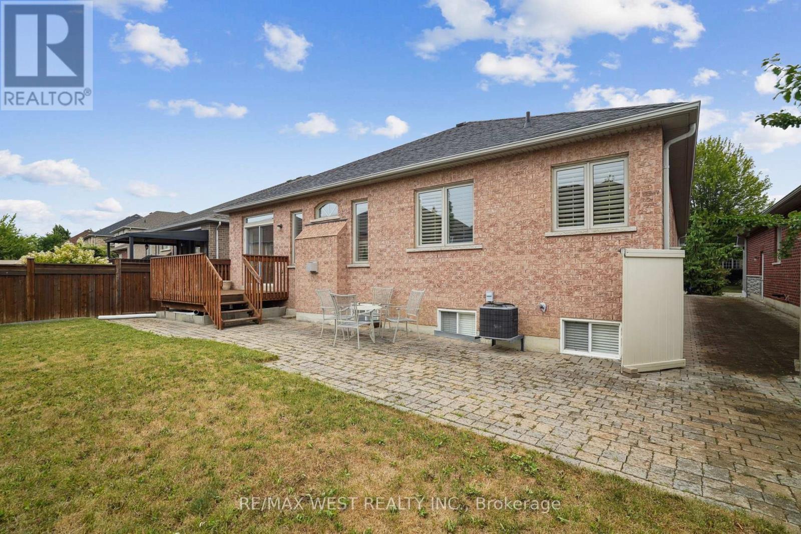 Photo 16 of 133 Cupola Crescent, Vaughan ON