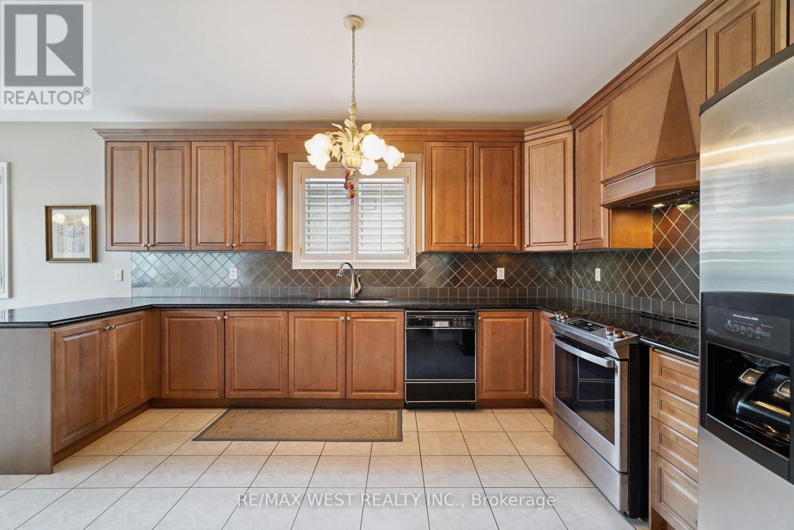 Photo 9 of 133 Cupola Crescent, Vaughan ON