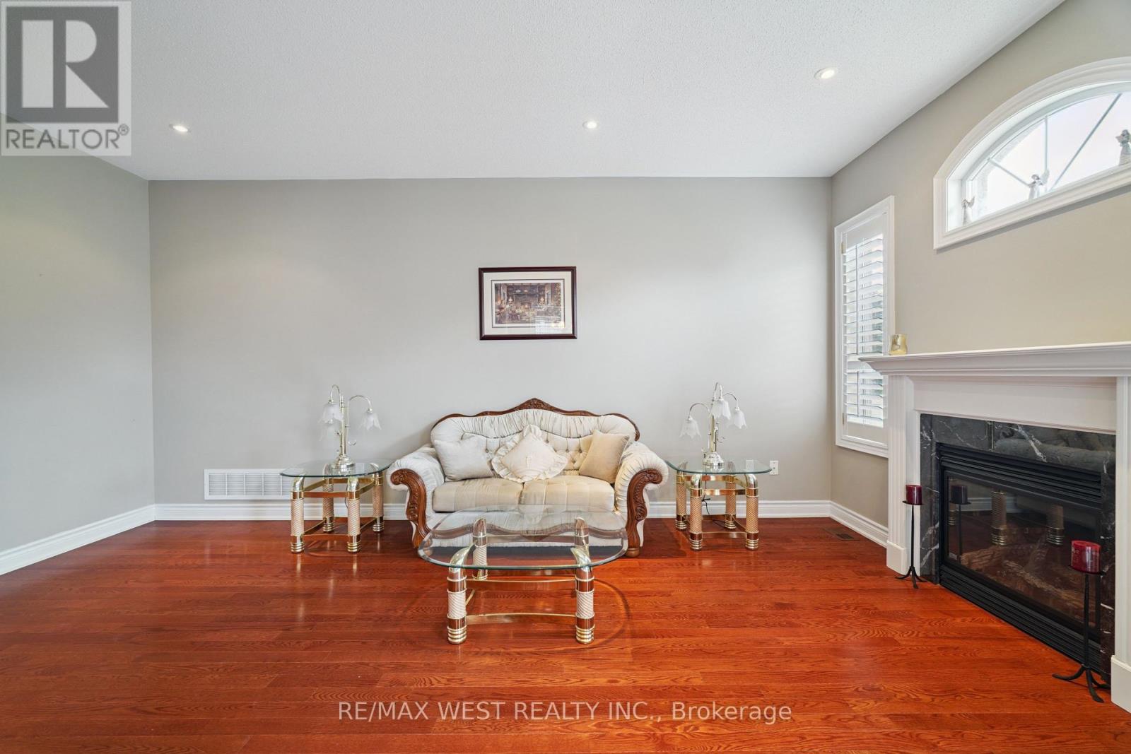 Photo 10 of 133 Cupola Crescent, Vaughan ON