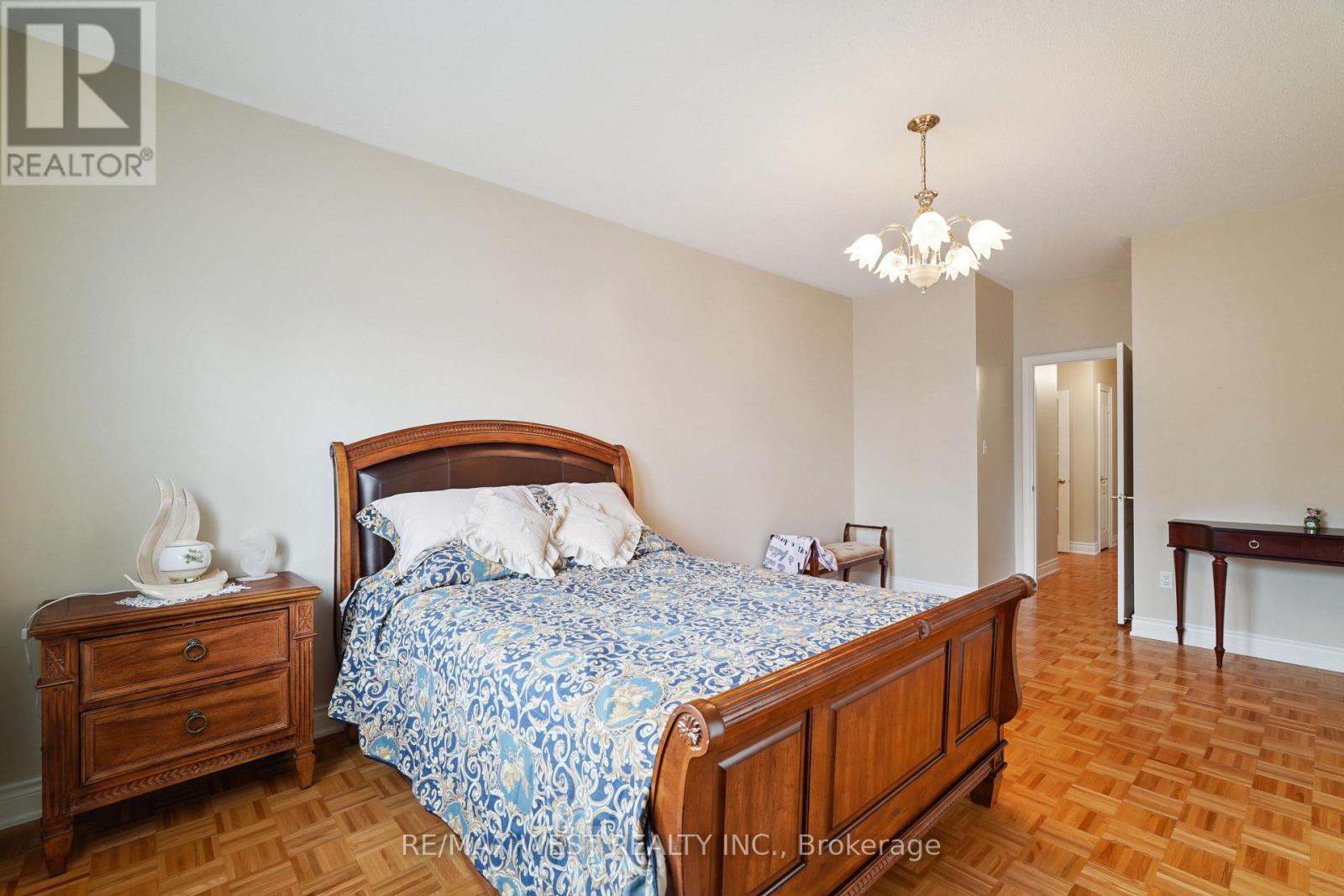 Photo 8 of 133 Cupola Crescent, Vaughan ON