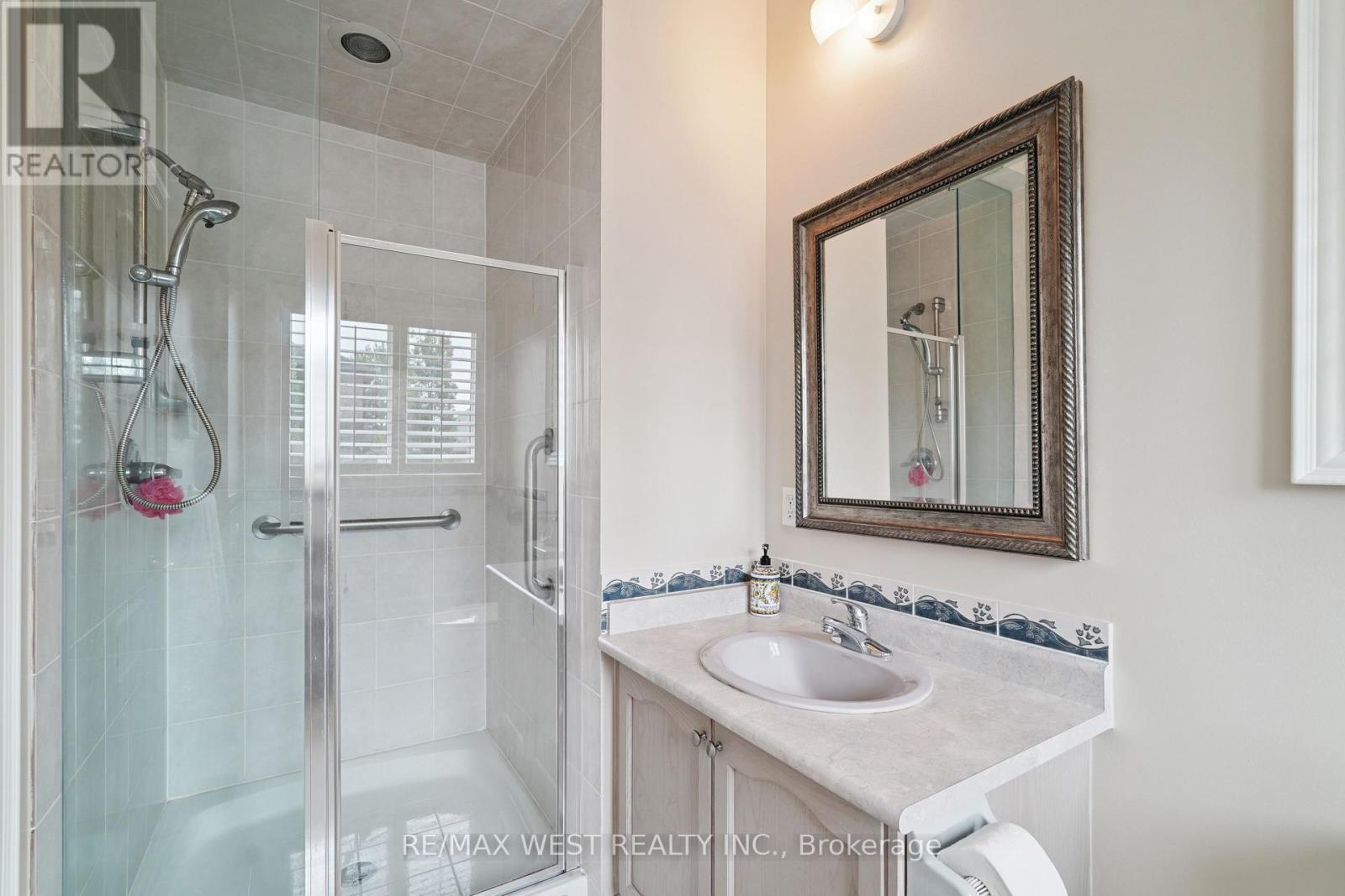 Photo 13 of 133 Cupola Crescent, Vaughan ON