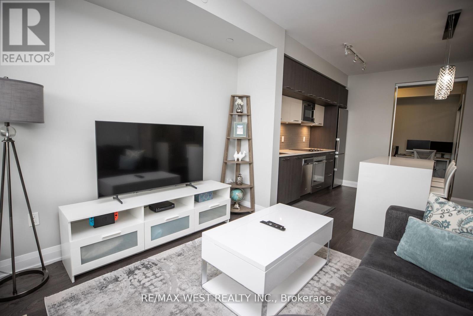Photo 7 of 222 4800 Highway 7 Road, Vaughan ON
