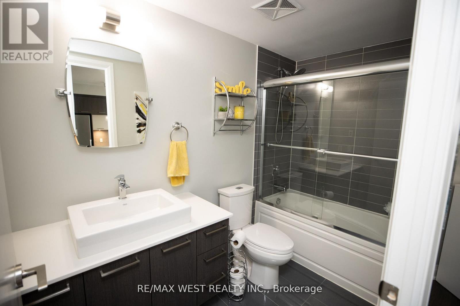 Photo 9 of 222 4800 Highway 7 Road, Vaughan ON