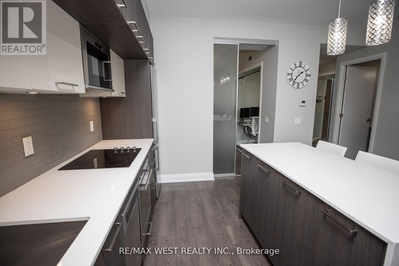 Photo 11 of 222 4800 Highway 7 Road, Vaughan ON