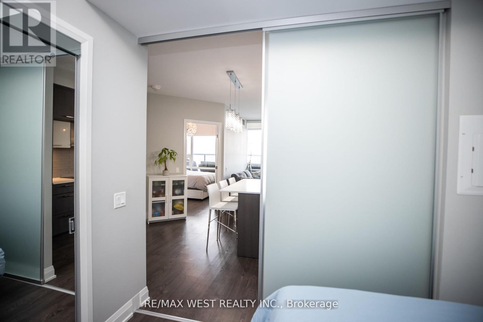 Photo 14 of 222 4800 Highway 7 Road, Vaughan ON