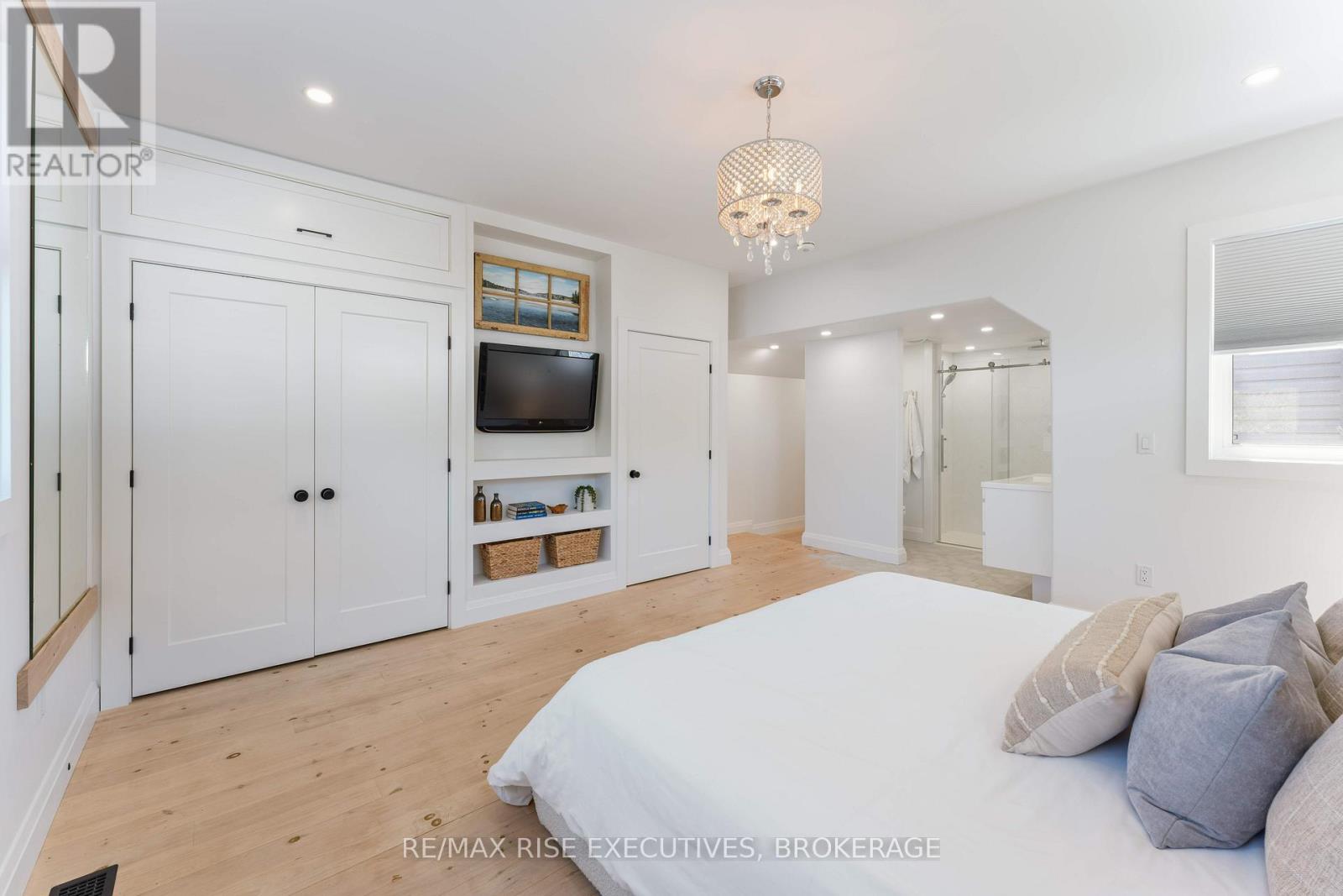 Photo 23 of 91 Raglan Road, Kingston ON