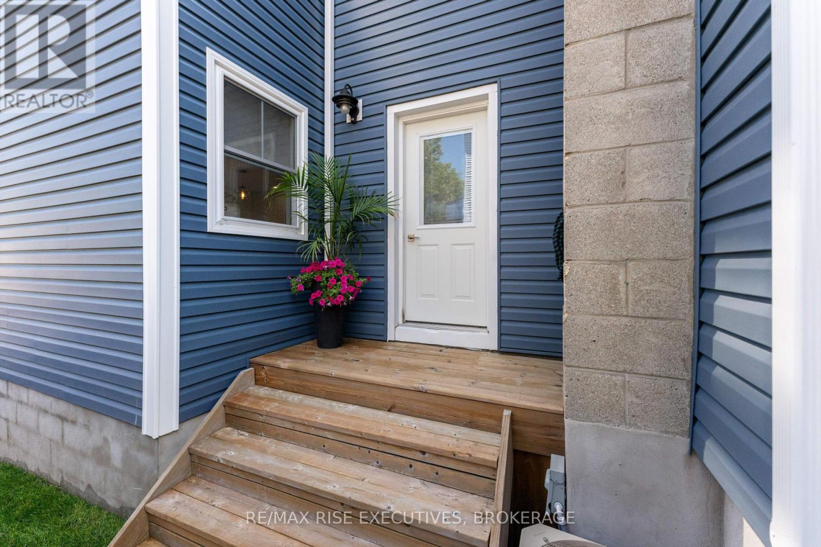 Photo 36 of 91 Raglan Road, Kingston ON