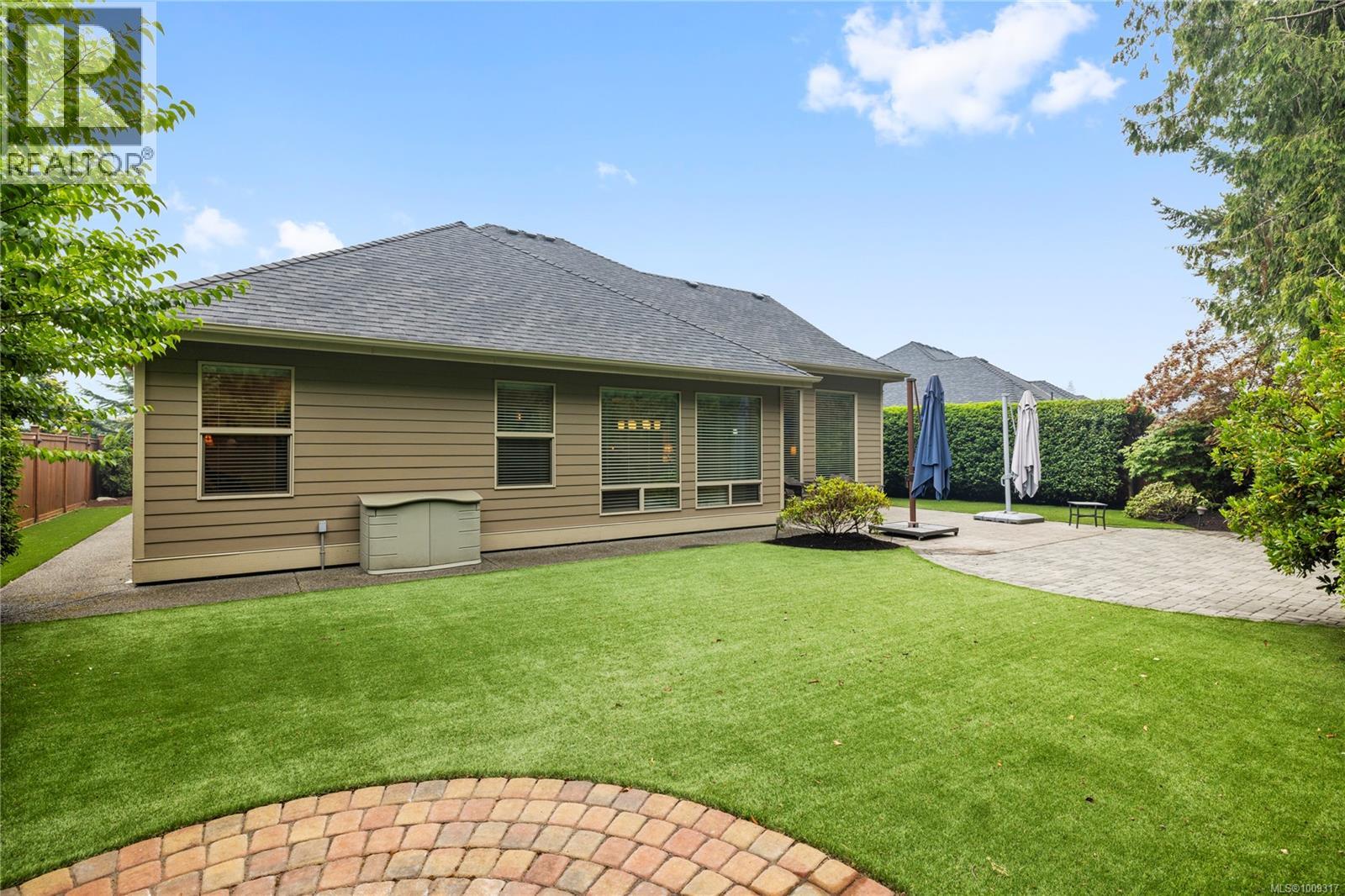 Photo 2 of 983 Windridge Pl, French Creek BC