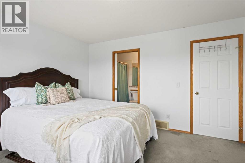 Single Family House for Sale in  Martinvalley Court NE Martindale Calgary 
