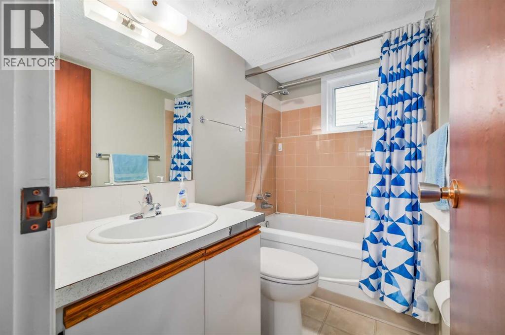 Single Family House 4 Level for Sale in  Macewan Drive NW MacEwan Glen Calgary 