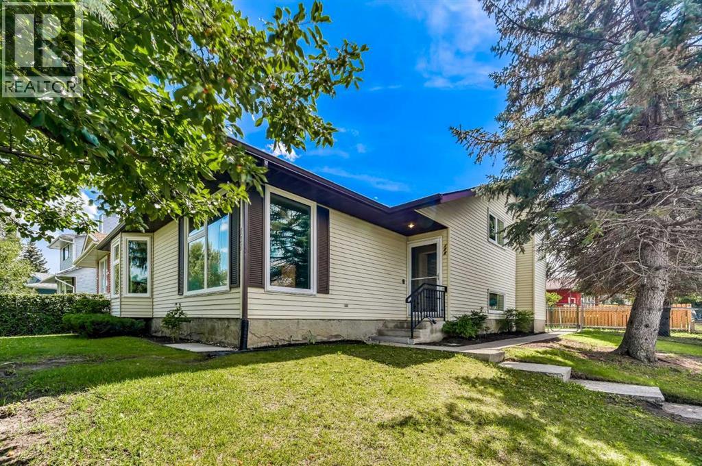 Single Family House 4 Level for Sale in  Macewan Drive NW MacEwan Glen Calgary 