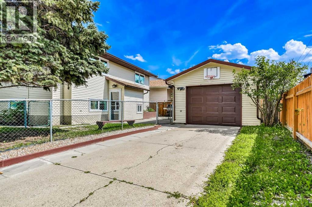 Single Family House 4 Level for Sale in  Macewan Drive NW MacEwan Glen Calgary 